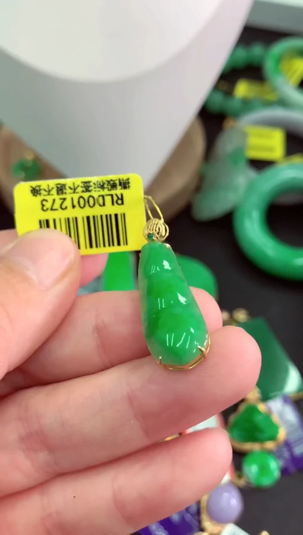 翡翠未镶嵌颈饰挂件