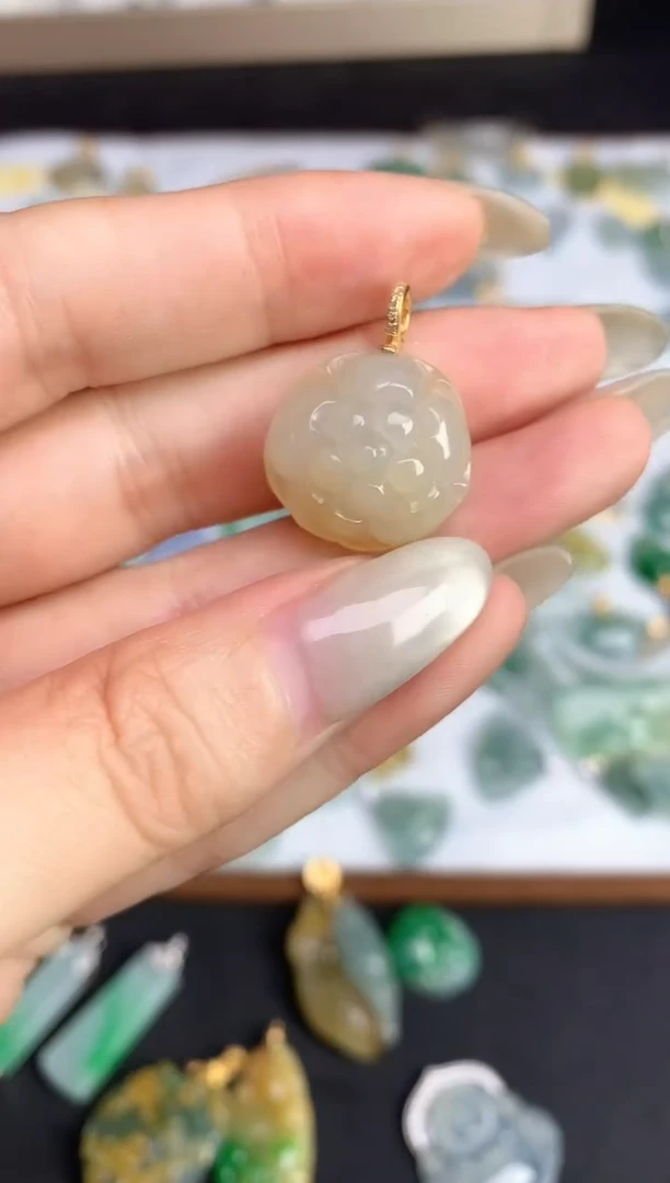 颈饰18K金镶嵌翡翠2025110405