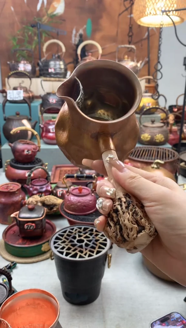 米****作包浆色石头坑树瘤侧把罐