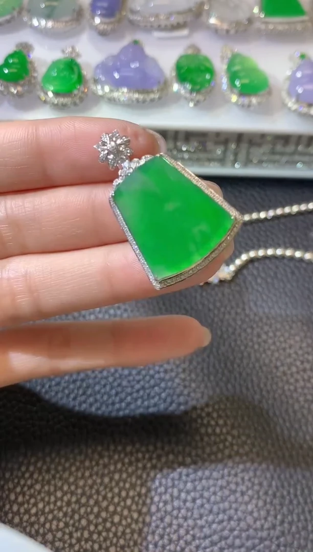 【闪购商品】翡翠吊坠(不含链)18K金镶嵌C48翡翠