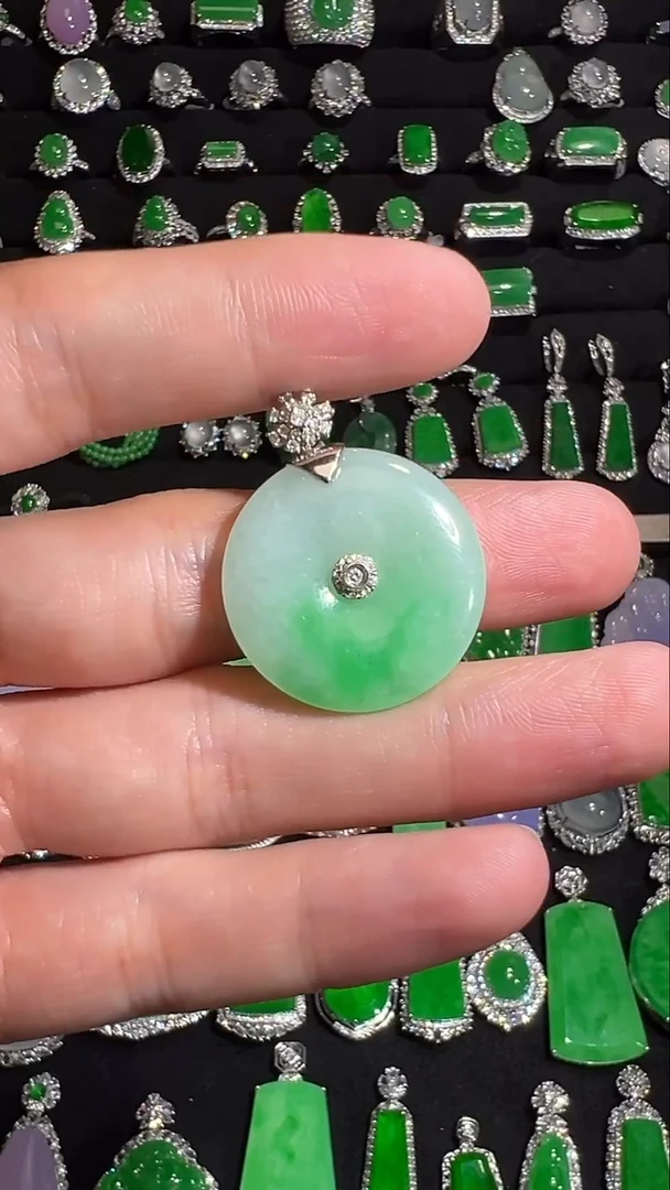 18K金镶嵌挂件翡翠吊坠