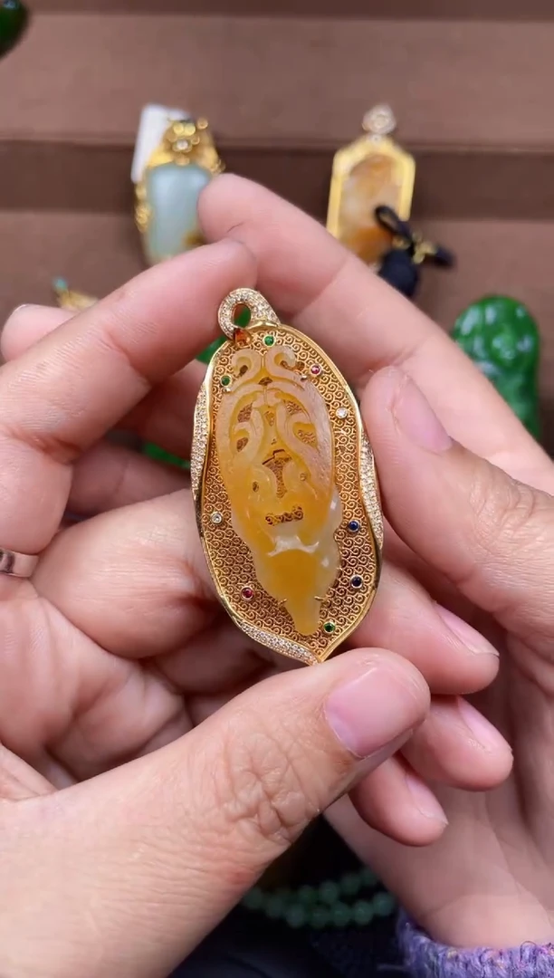 颈饰18K金镶嵌和田玉F1026