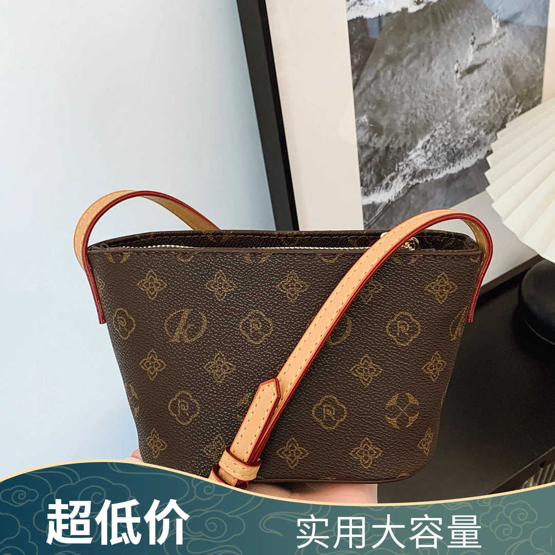 女士时尚轻奢复古百搭斜挎水桶包单肩小挎包气质印花经典腋下肩包