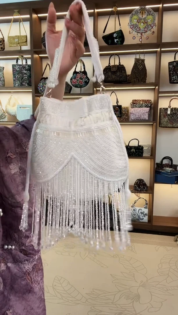 织绣百格汇手工串珠包