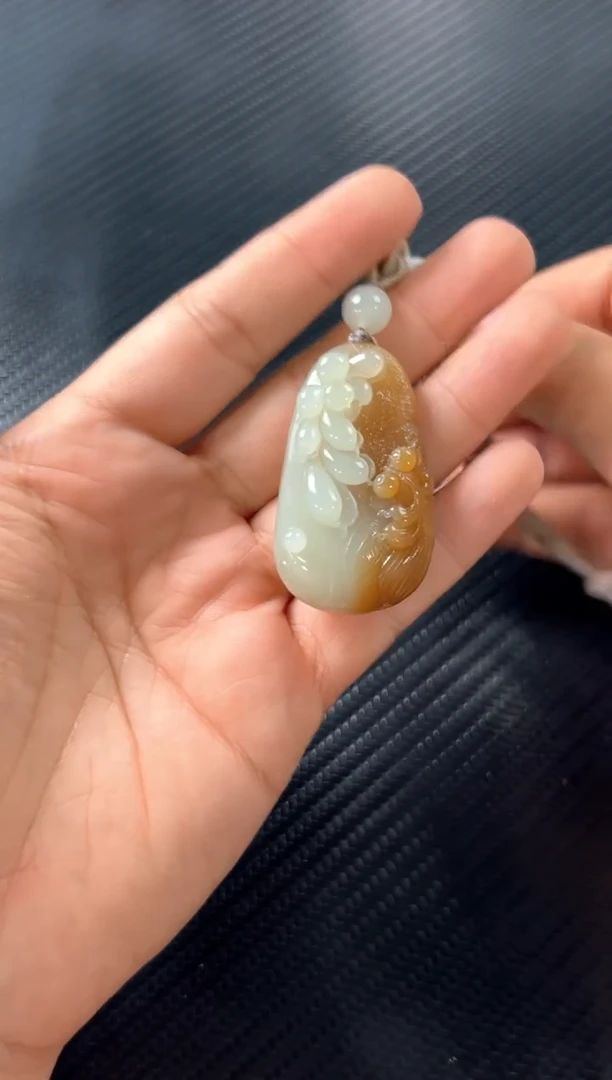 吊坠(赠链)未镶嵌和田玉且末金山微色差吊坠j