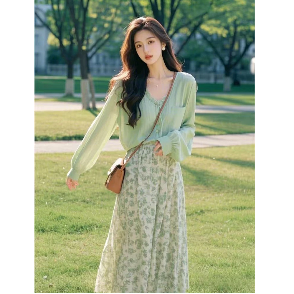 桔梗法式减龄一整套穿搭2025夏季新款绿色v领上衣碎花半裙两件套