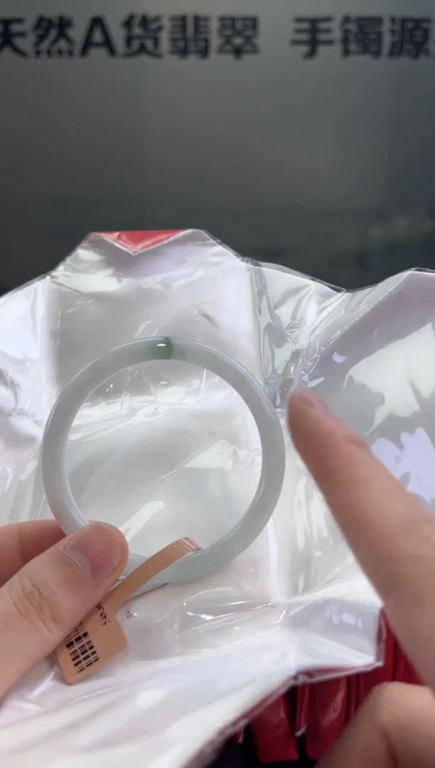 翡翠手镯未镶嵌翡翠手镯