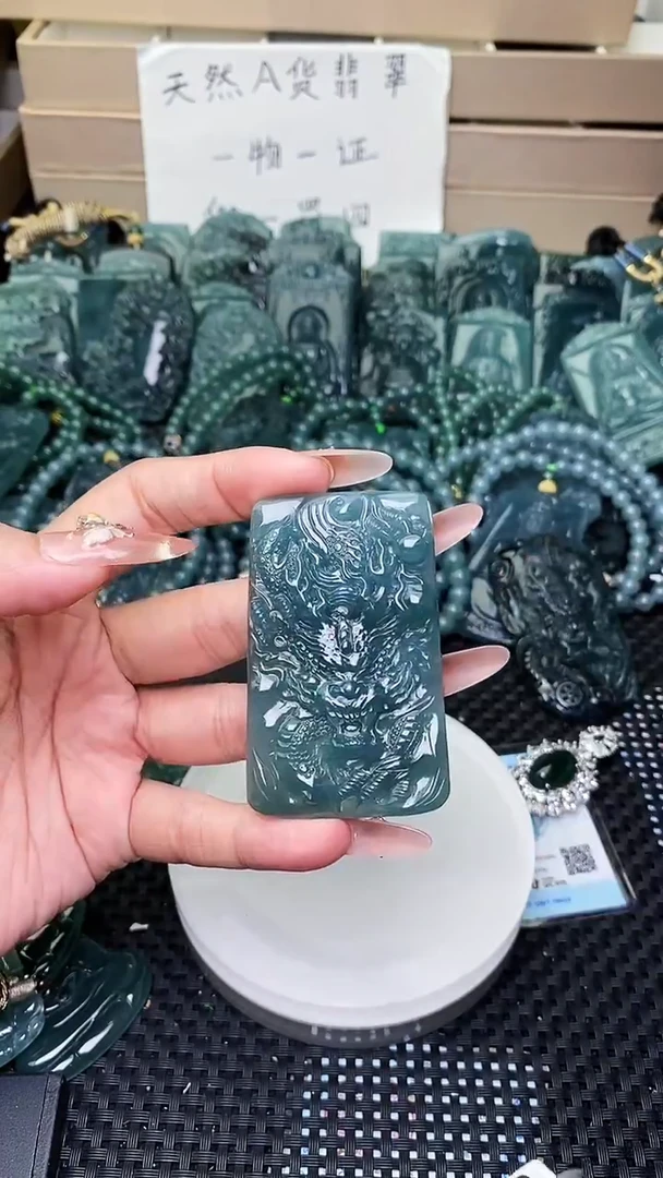 颈饰未镶嵌翡翠