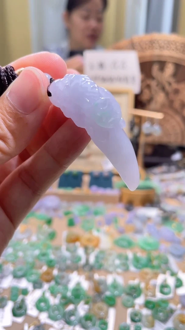 翡翠未镶嵌颈饰花