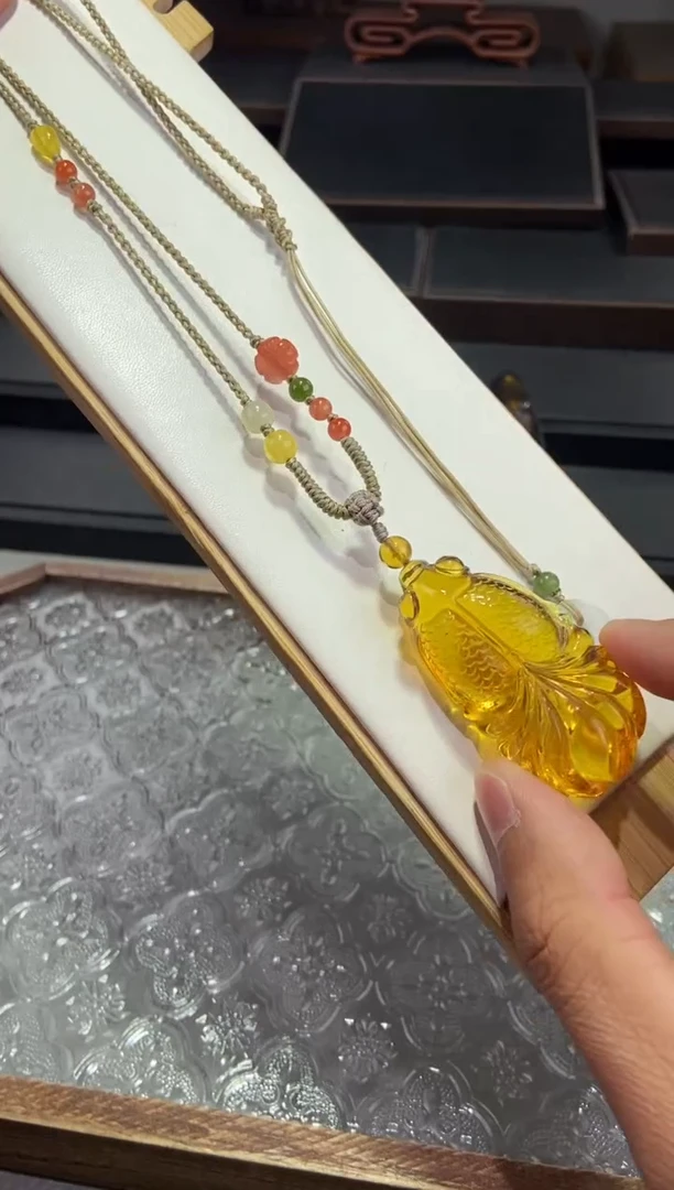 琥珀颈饰未镶嵌金鱼吊坠
