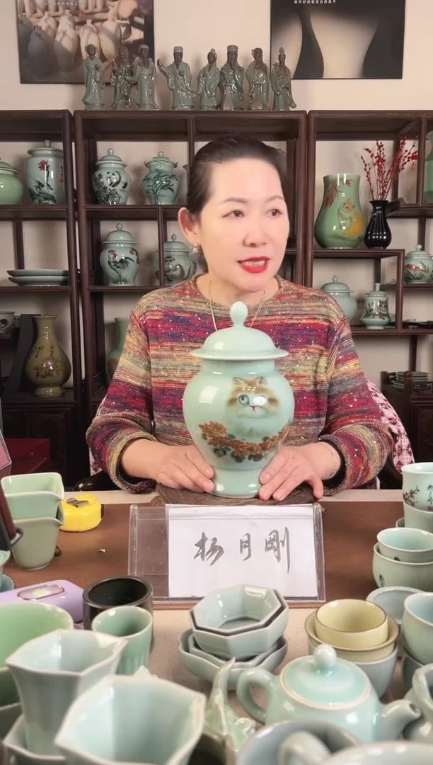 釉中彩 猫画 盖罐L