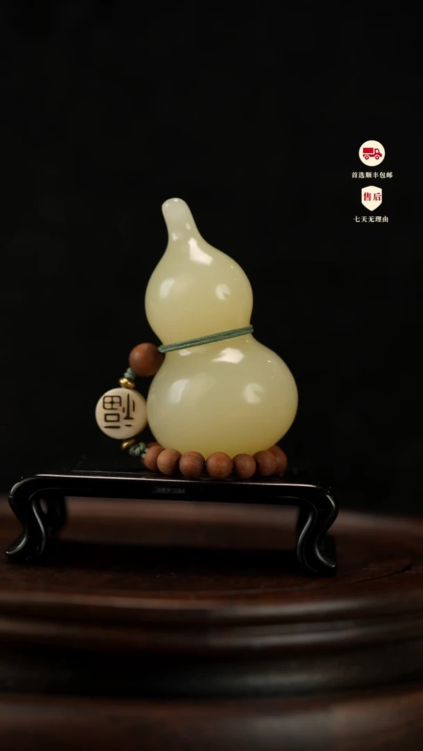 云南石竹叶青雕刻：手捻葫芦