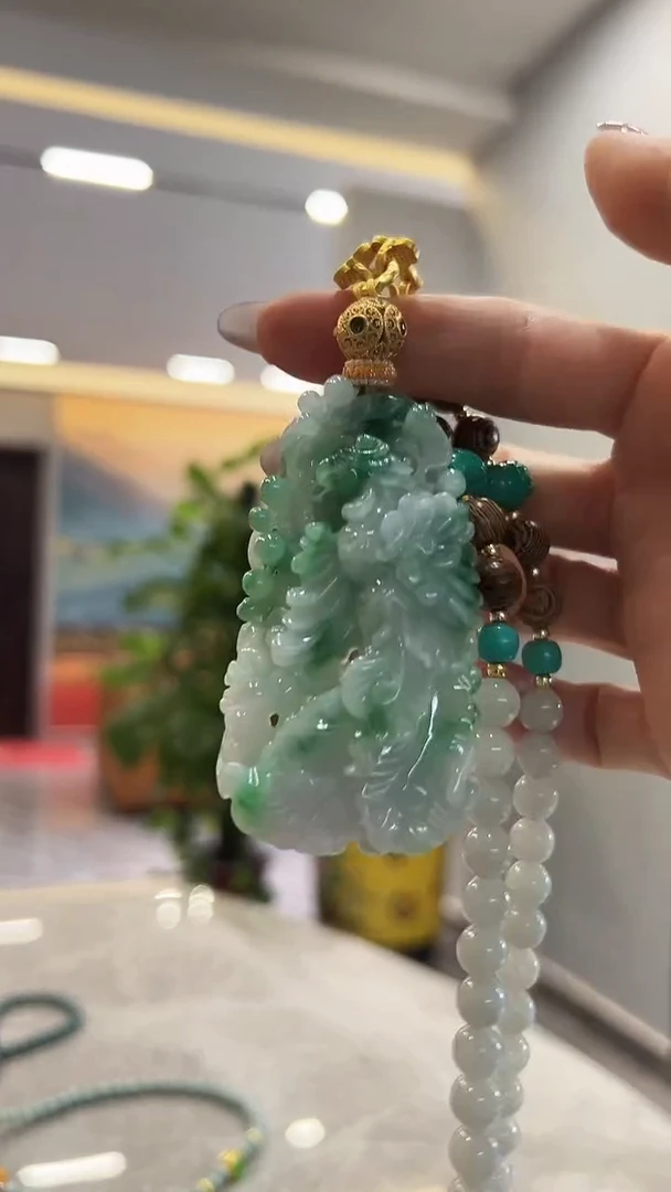 翡翠未镶嵌颈饰凤凰