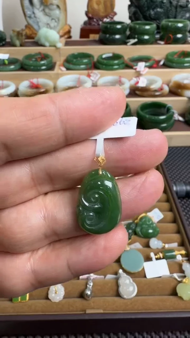 颈饰18K金镶嵌和田玉挂件