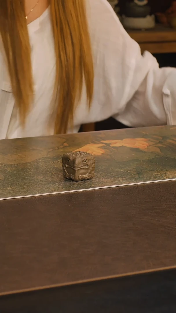 紫砂茶宠青段金蟾盖置