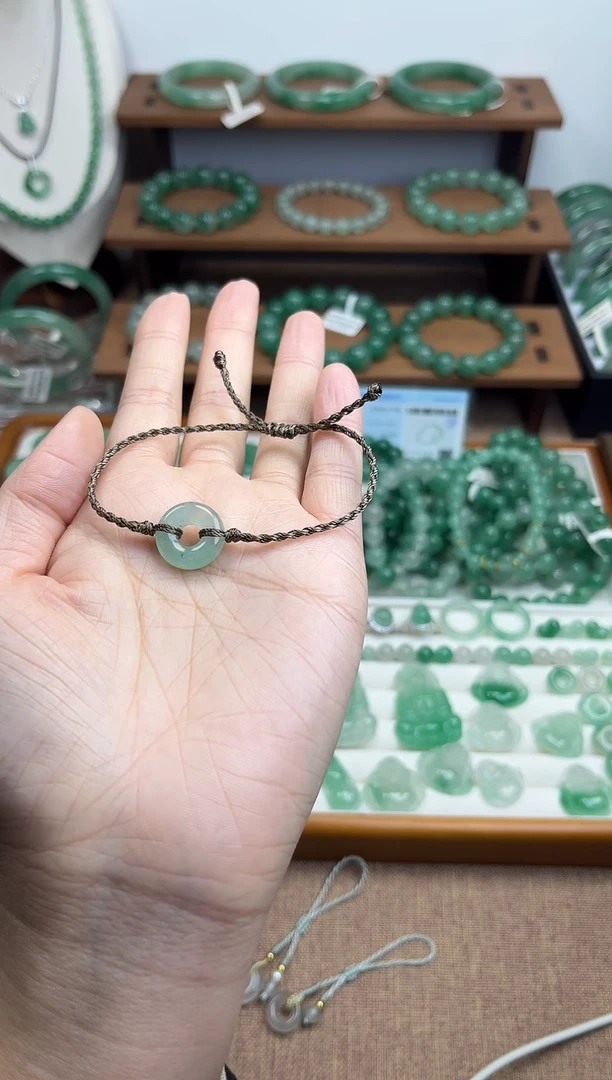 吊坠(赠链)未镶嵌石英质玉（非洲翠）格**?福利款