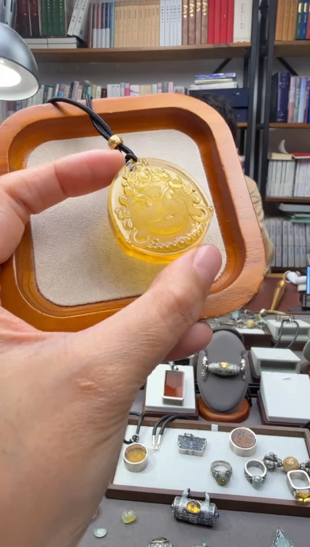 琥珀颈饰未镶嵌黄财神吊坠