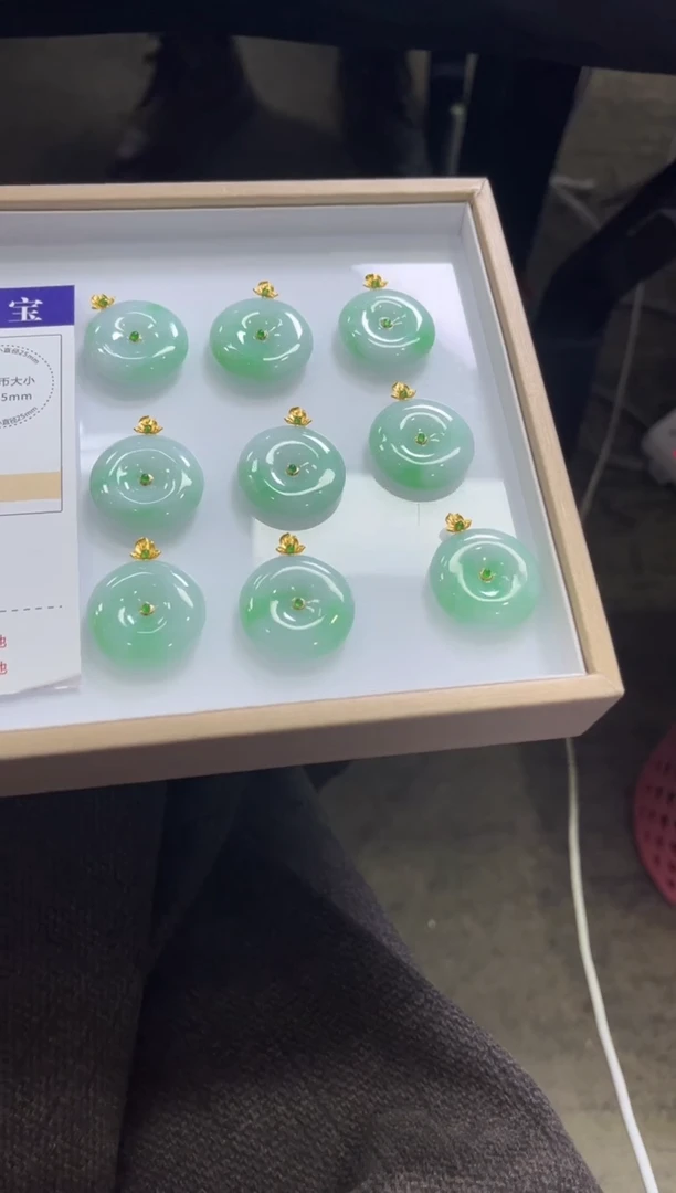 颈饰18K金镶嵌翡翠V442 /多样性发一件/配绳子