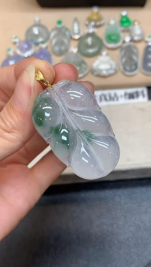 颈饰18K金镶嵌翡翠树叶【无服务费