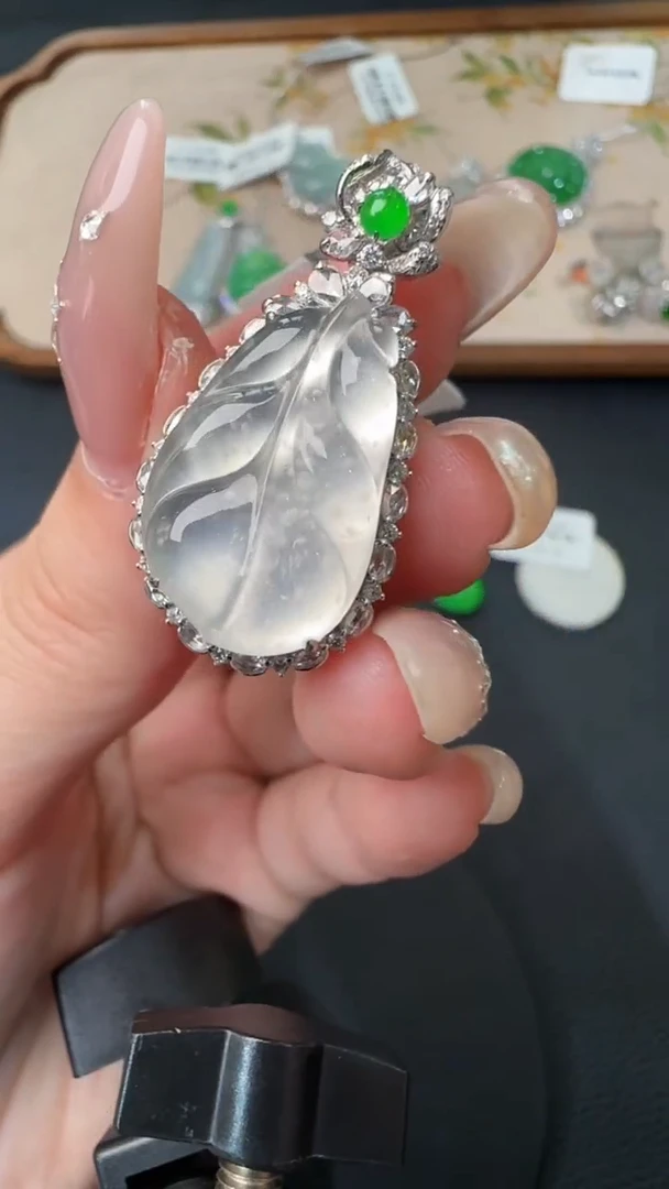 【闪购商品】翡翠吊坠(不含链)18K金镶嵌35