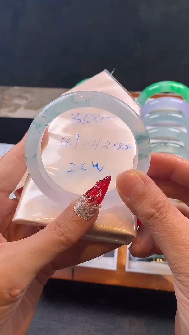 翡翠手镯未镶嵌翡翠手镯