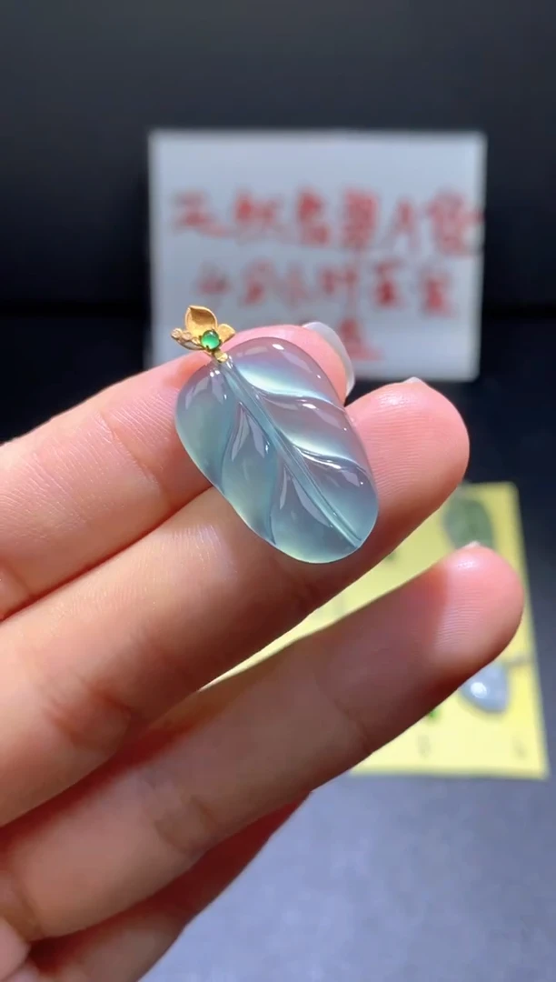 翡翠18K金镶嵌颈饰翡翠吊坠