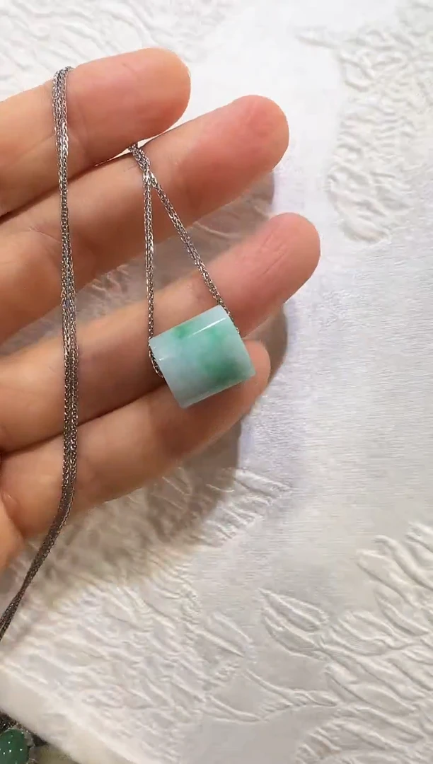 翡翠未镶嵌颈饰国风