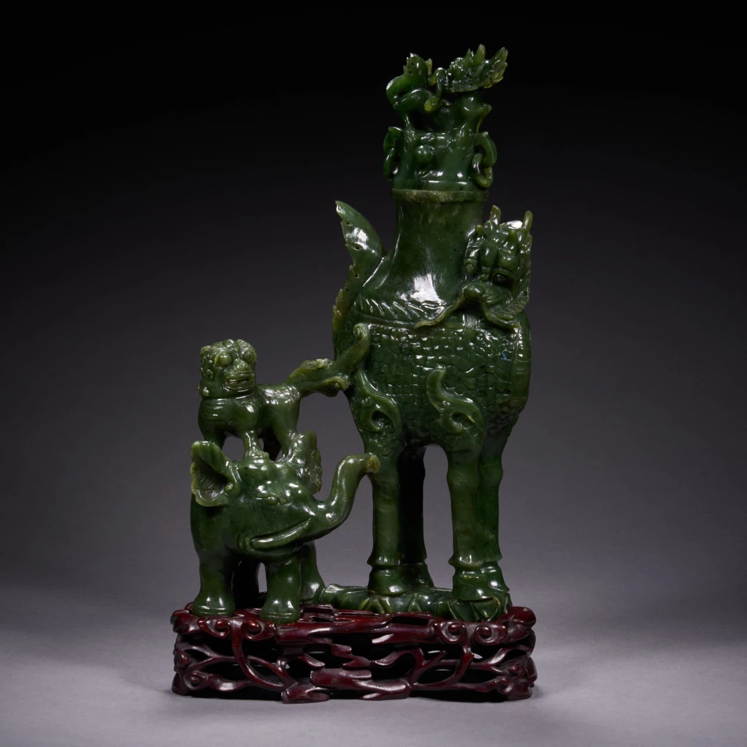 Lot023清代和田碧玉兽形盖瓶