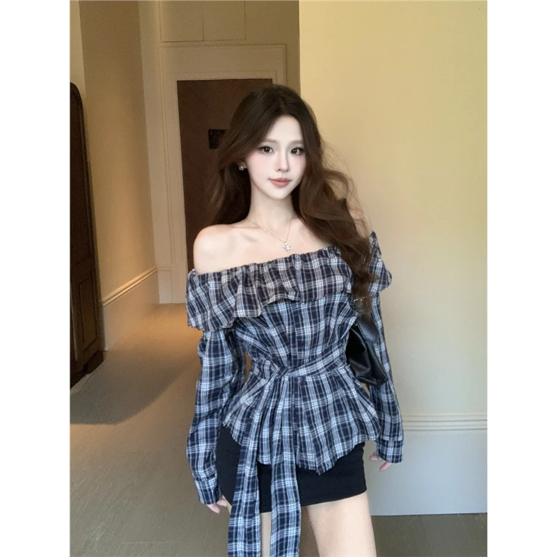 不规则荷叶边格子衬衫女秋季巨好看的绝美一字肩上衣法式露肩衬衣