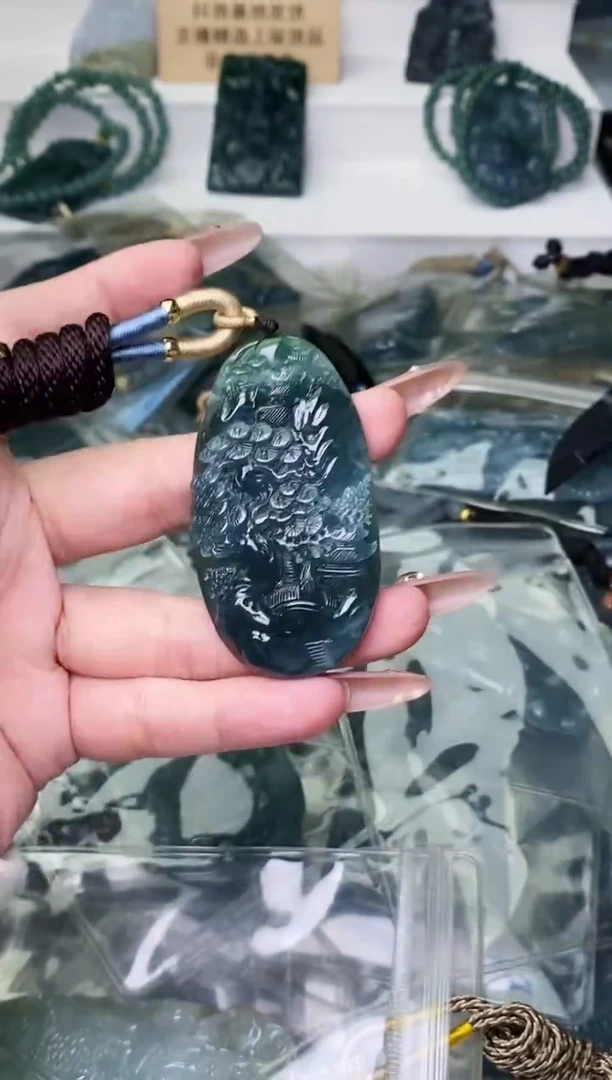 颈饰未镶嵌翡翠