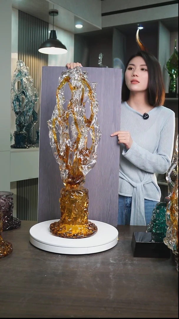 琉璃任***着琥珀金色太湖石