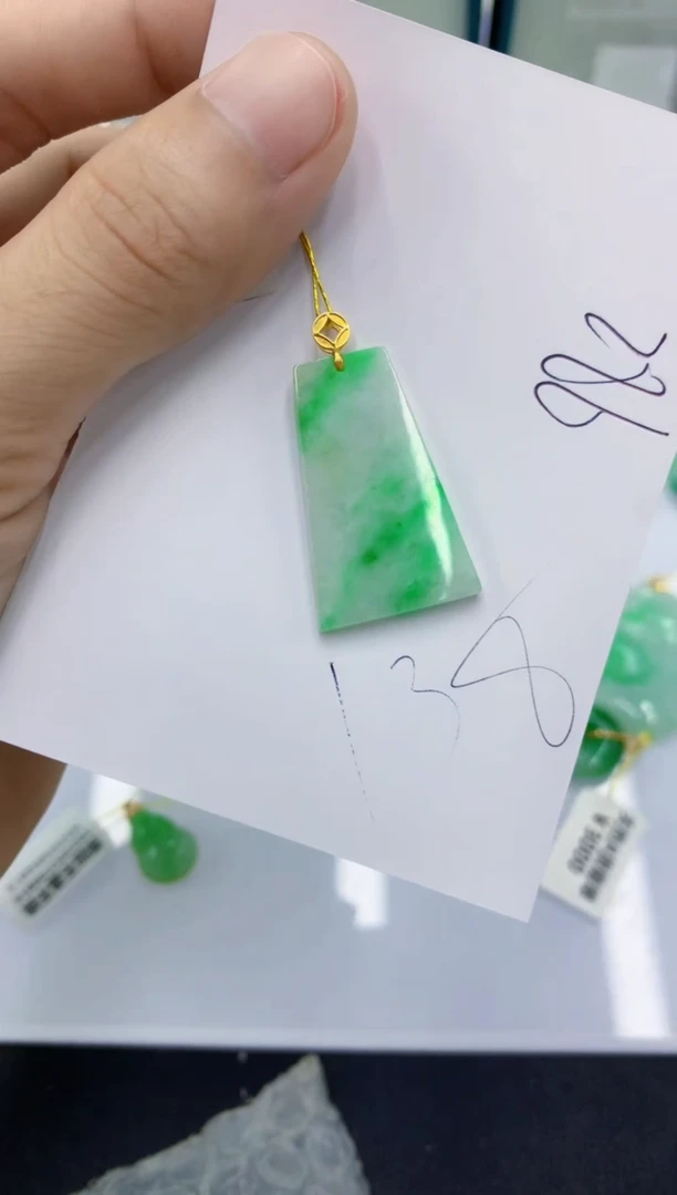 翡翠18K金镶嵌颈饰翡翠