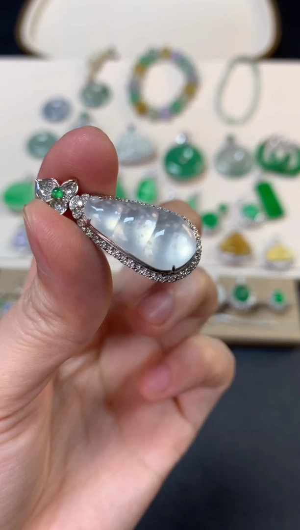 【闪购商品】翡翠吊坠(不含链)18K金镶嵌豆子吊坠9800