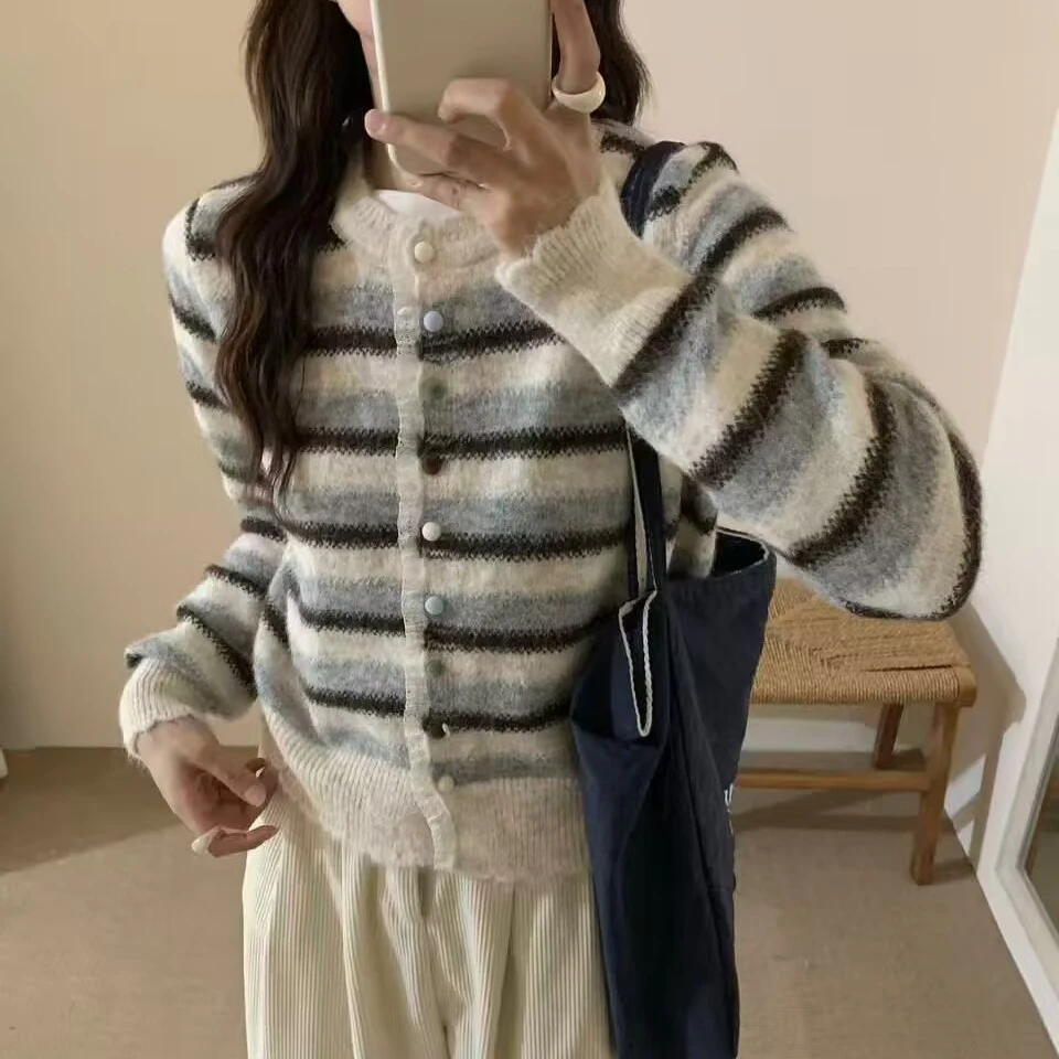 K2183 条纹小彩扣 灰色复古针织开衫