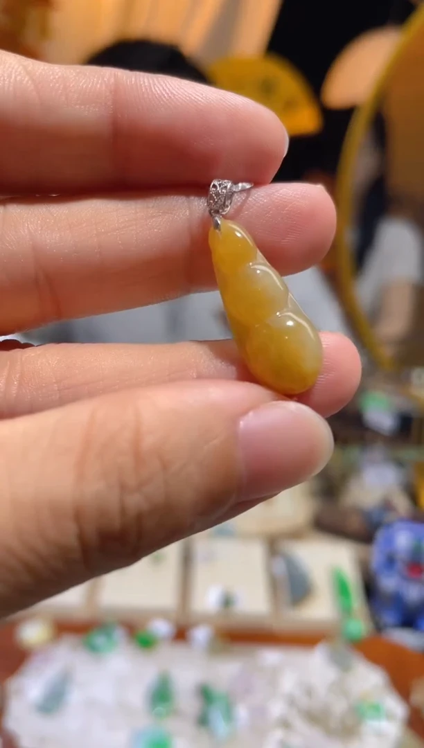 翡翠18K金镶嵌颈饰福豆
