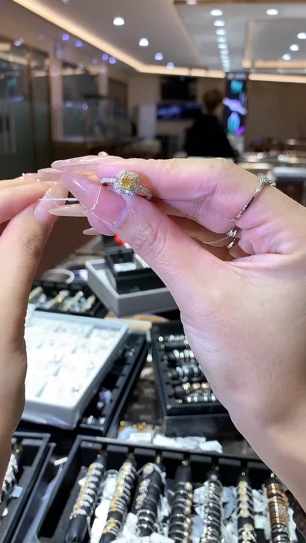 【闪购商品】钻石戒指18K金镶嵌钻石戒指