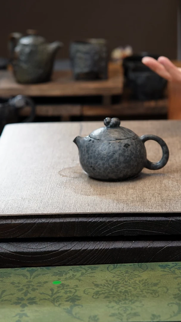 柯荣盛老师作品冰碛岩重工雕刻36孔豹纹金猪西施壶