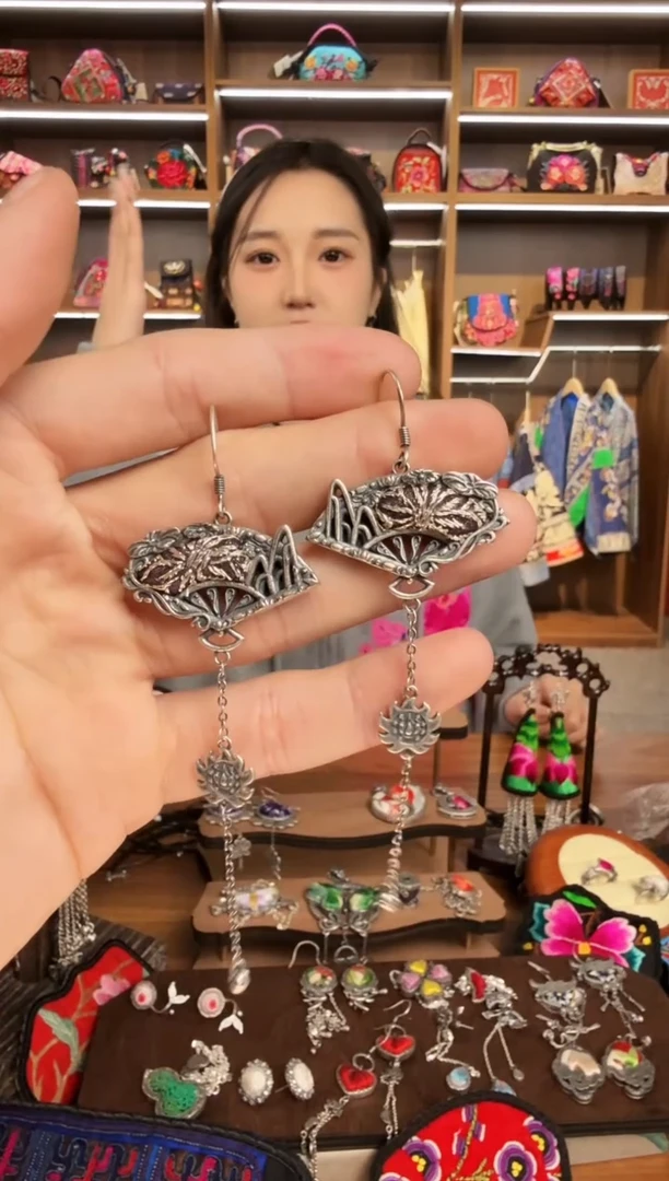 【闪购商品】织绣55蒙阿苏苗绣传承