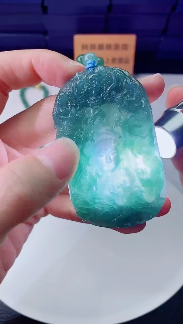 颈饰未镶嵌翡翠   `