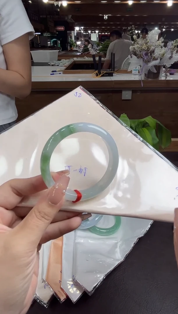 翡翠手镯未镶嵌小*帽半山水