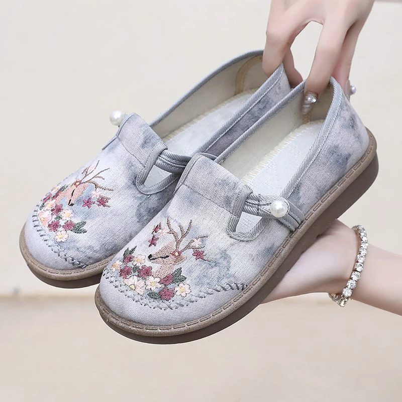 2025新款中国风老北京布鞋女舒适妈妈鞋民族风绣花鞋一脚蹬休闲