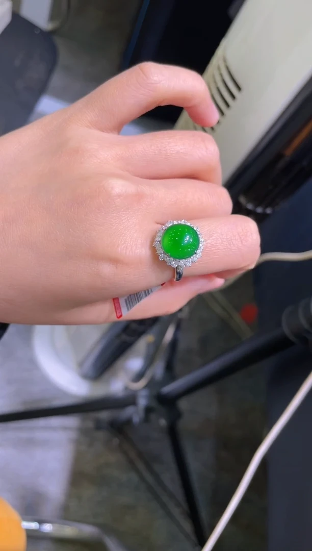 【闪购商品】翡翠吊坠(不含链)18K金镶嵌A74