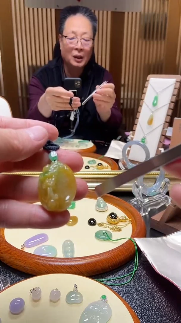 吊坠(不含链)未镶嵌翡翠翡翠龙牌（高冰飘阳绿顶珠）