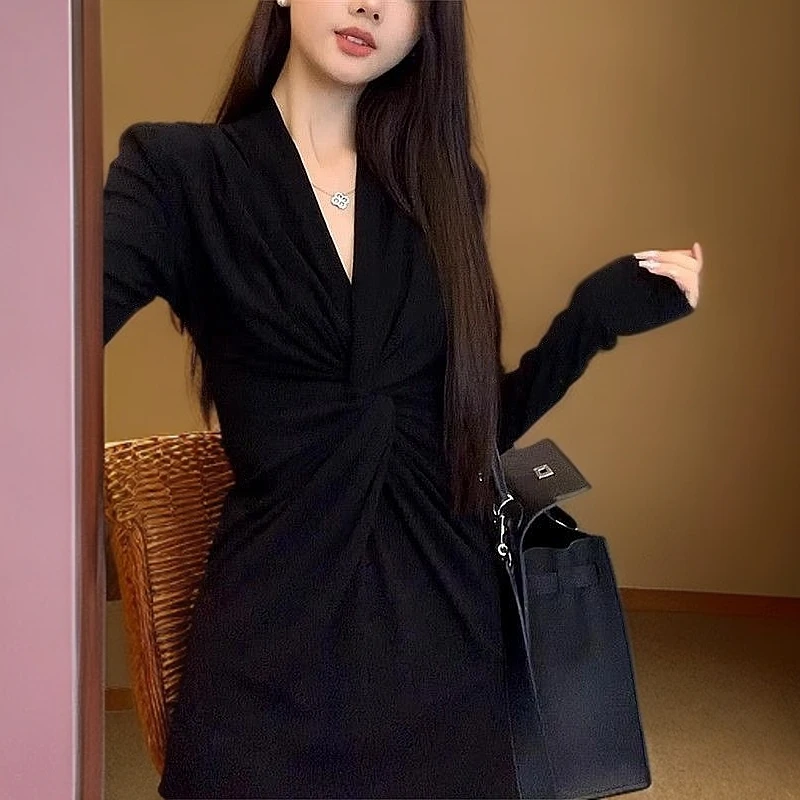 黑色设计感弧形深V时尚针织长裙显瘦修身高级感小众长袖连衣裙女