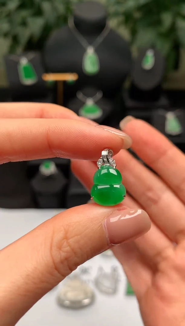 颈饰18K金镶嵌翡翠葫芦