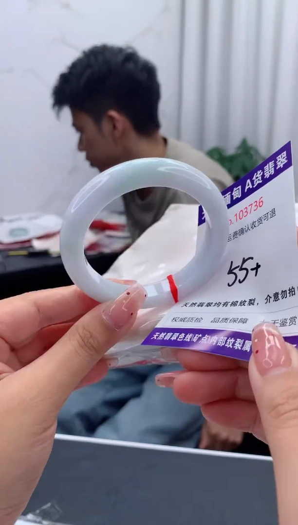 未镶嵌手镯翡翠有纹，完美者勿拍