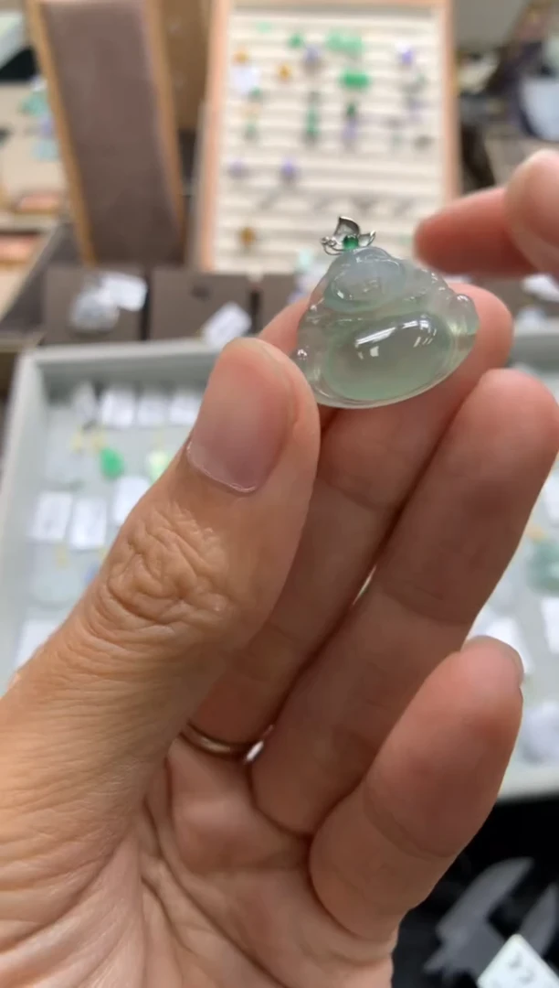颈饰18K金镶嵌翡翠佛公