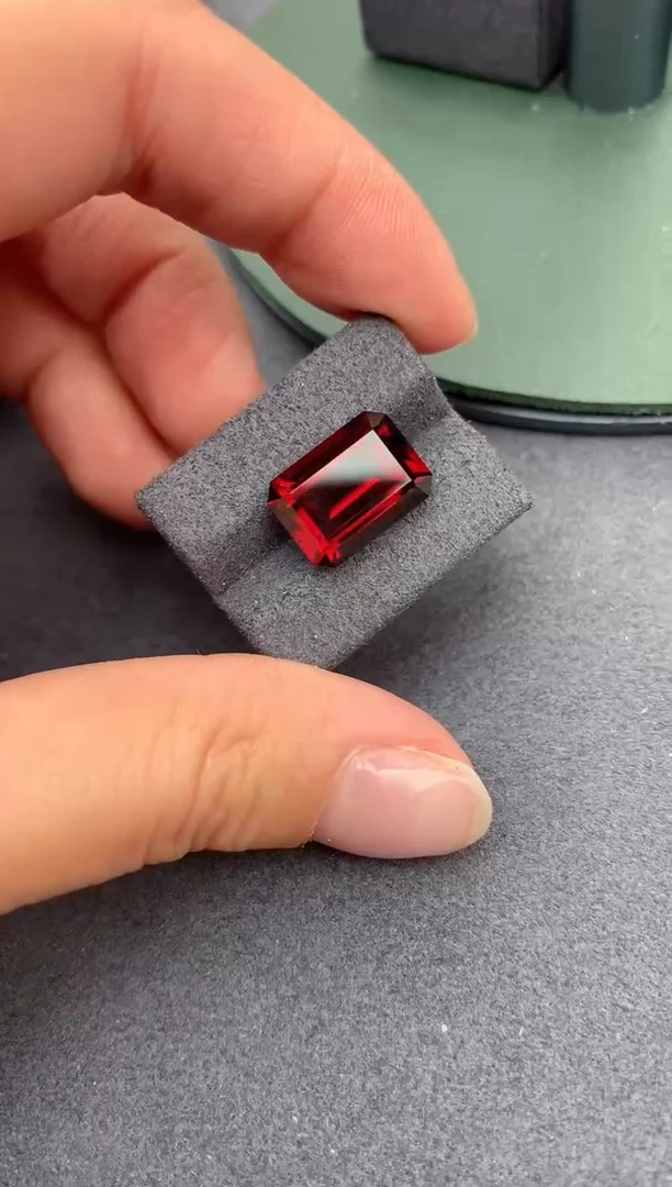 【闪购商品】石榴石裸石未镶嵌9.4ct 镁铝榴石