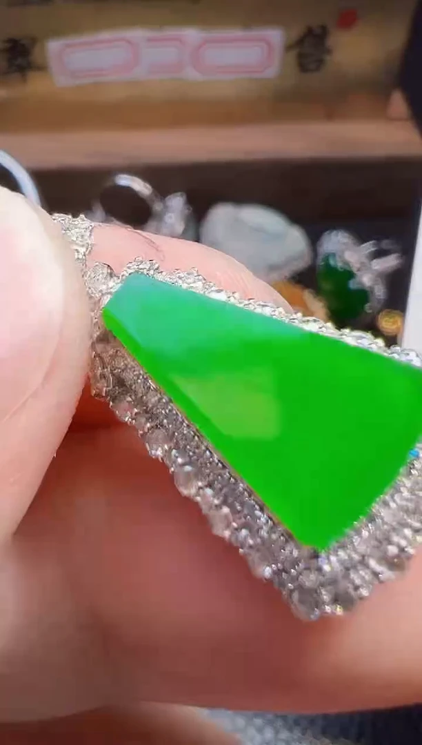 翡翠18K金镶嵌颈饰翡翠