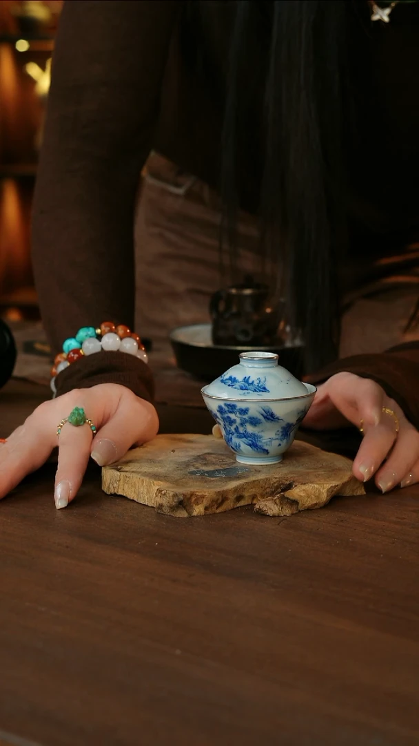 包银青花山水葫芦盖碗..